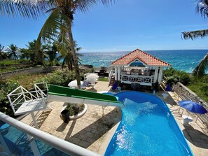 A pool area with a view of the ocean, a gazebo, and lounge chairs. - Villa Niviades, Cumayasa, República Dominicana. Ideal Para Disfrute, Descanso! (La Romana)