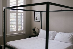 4 habitaciones, escritorio y tabla de planchar con plancha