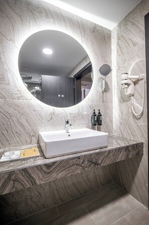 Shower, slippers, towels, soap - Ramada by Wyndham Bucharest Otopeni Airport (Otopeni)
