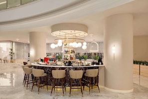 Bar (on property) - Ramada by Wyndham Bucharest Otopeni Airport (Otopeni)