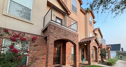 Texas Tech Condo - Prime Location - Walk to Campus, Broadway and Downtown