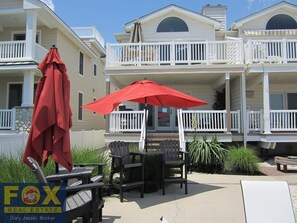 Terrace/patio - Charming 4-bedroom house on Ocean City Beachfront. A few steps to boardwalk. (Ocean City)