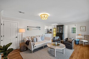 Smart TV, fireplace, offices - Memories of Me by SoCharm | Lakefront Vacation (Mooresville)