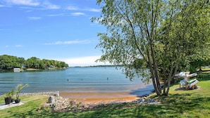 Une vue sur le lac, avec une table de pique-nique et des plantes en pot.