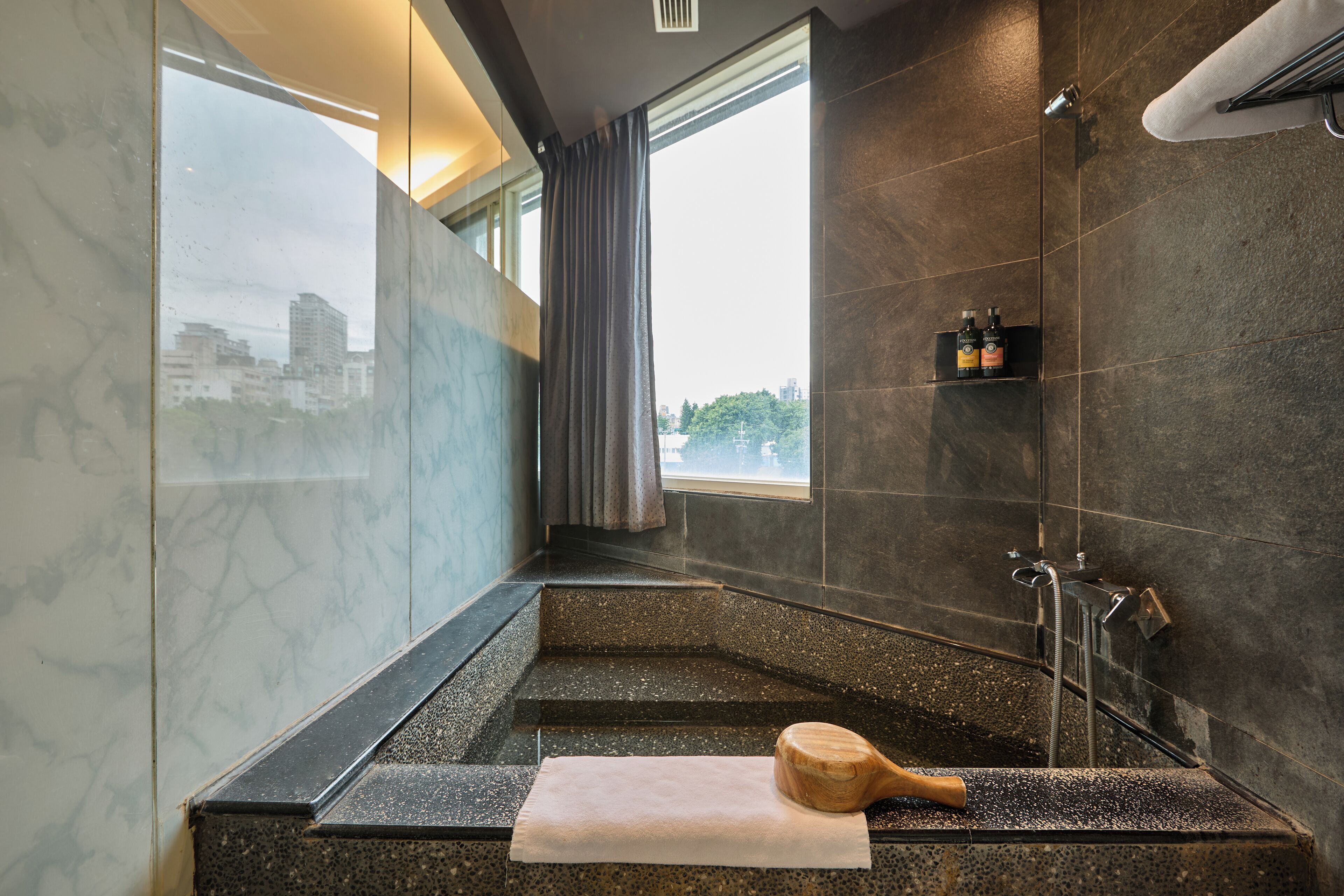 Deluxe Quadruple Room, City View | Bathroom