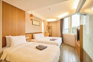 经典三人房 | 办公桌、免费 WiFi