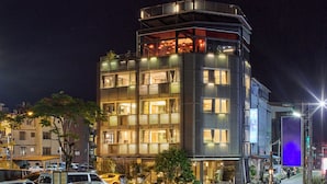 A multi-story hotel with a modern design, featuring balconies and large windows. - Tenlien onsen Hot Spring Hotel (Jiaoxi)