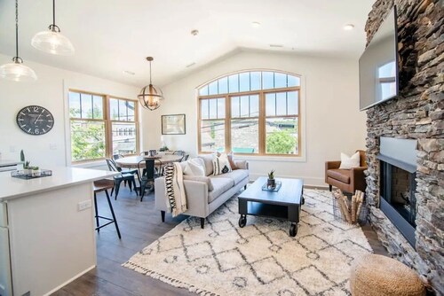 Upscale Condo in Downtown Blowing Rock