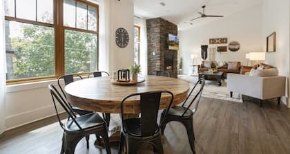 Luxury 2BR Condo in Heart of Downtown Blowing Rock w/ Balconies & Parking!