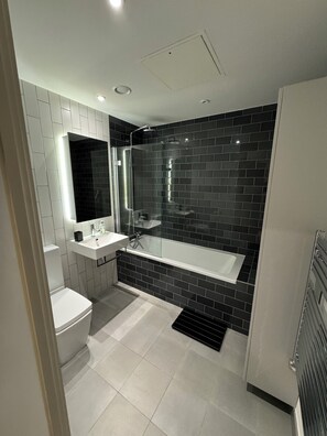 Haartrockner, Handtücher, Seife, Toilettenpapier