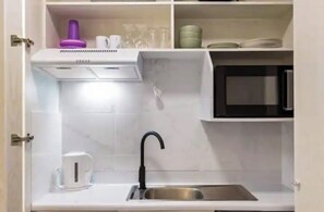Kühlschrank, Mikrowelle, Herdplatte, Wasserkocher mit Kaffee-/Teezubehör
