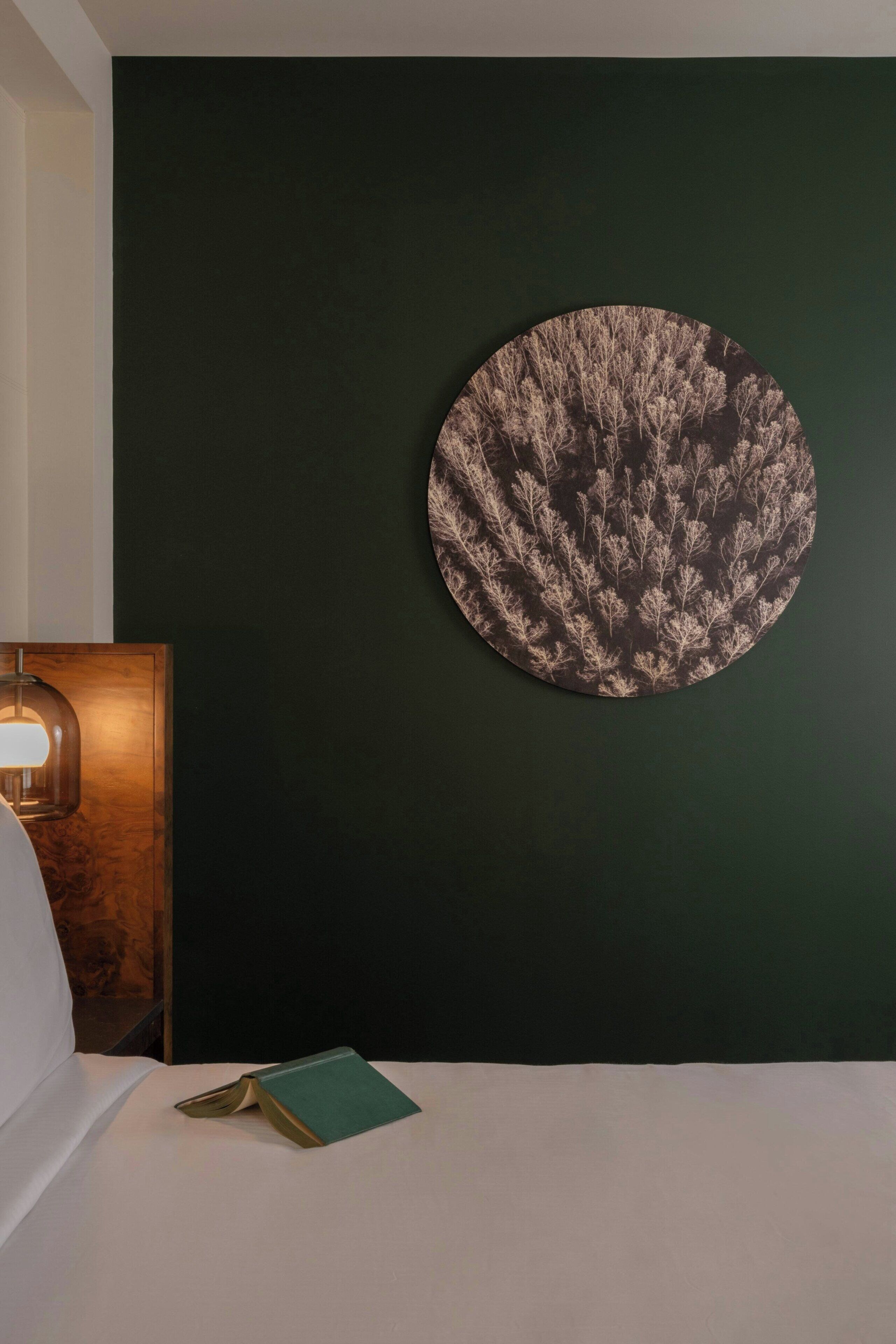 أغطية فراش متميزة ومكتب ومساحة عمل للكمبيوتر المحمول وواي فاي مجانًا