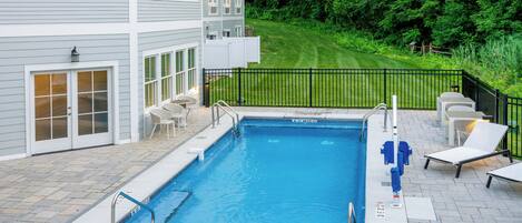 Piscine extérieure (ouverte en saison), parasols de plage