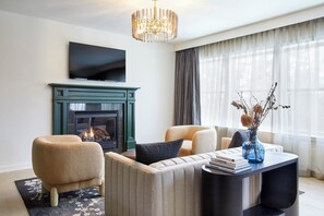 Suite présidentielle, 1 très grand lit et 1 canapé-lit | Aire de séjour | Téléviseur à écran plat de 55 po avec télévision numérique, Netflix