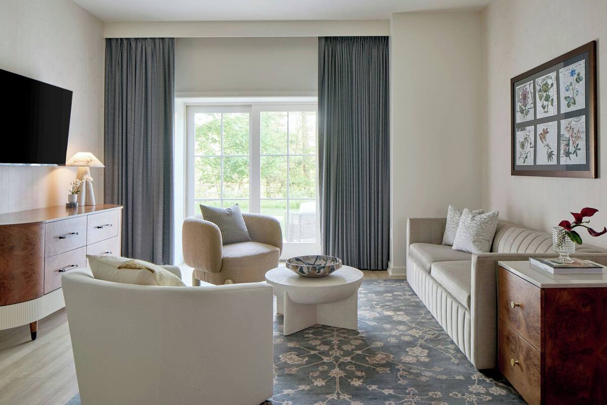 Suite, 1 Bedroom | Living room | 55-inch flat-screen TV with digital channels, Netflix