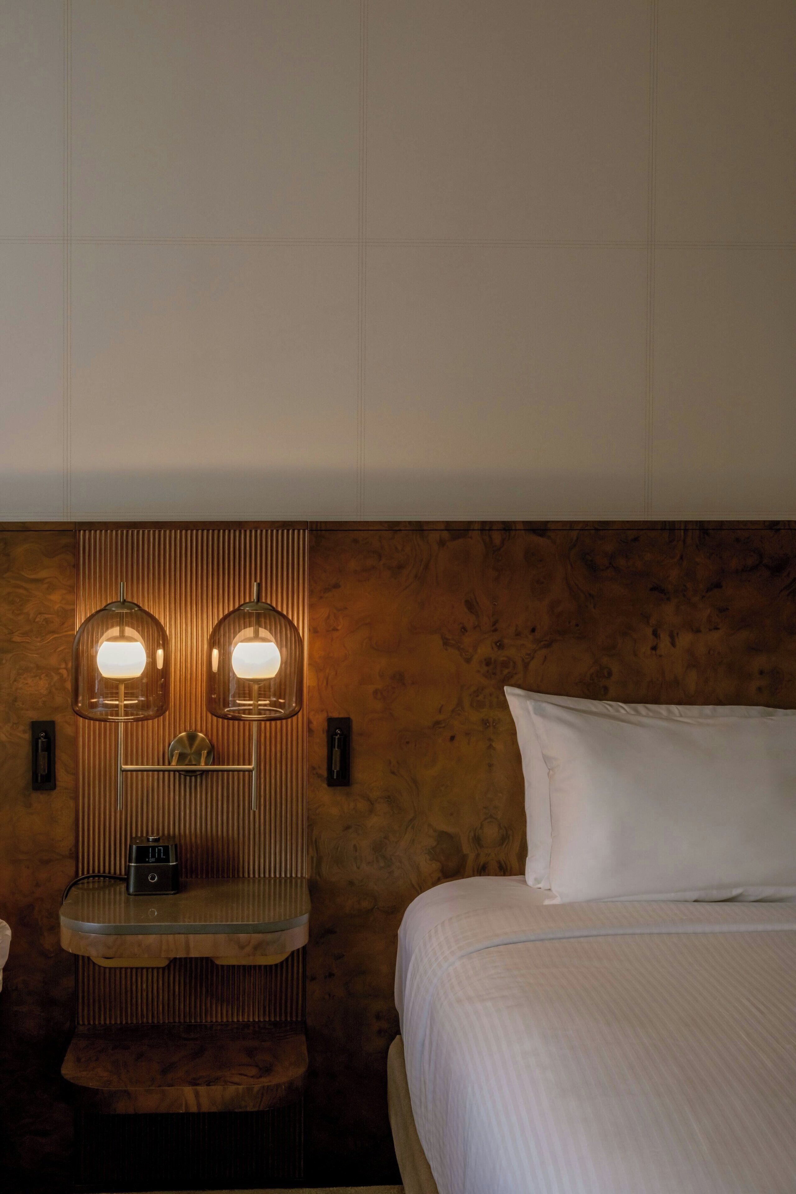 أغطية فراش متميزة ومكتب ومساحة عمل للكمبيوتر المحمول وواي فاي مجانًا