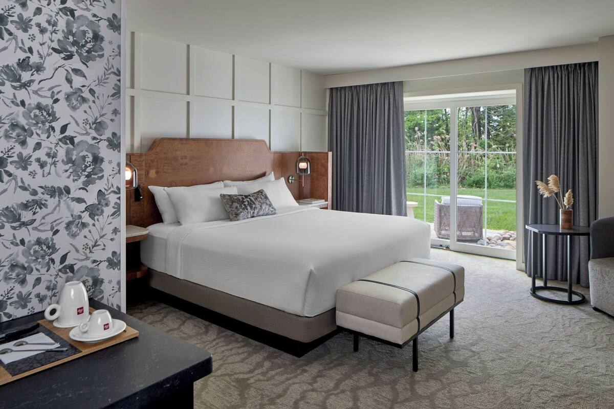 Room, 1 King Bed | Premium bedding, desk, laptop workspace, WiFi (free)