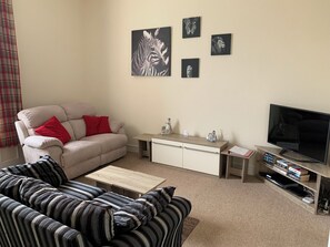 Apartment, 2 Schlafzimmer (Charlotte Street) | Wohnbereich | 32-Zoll-LCD-Fernseher mit Digitalempfang