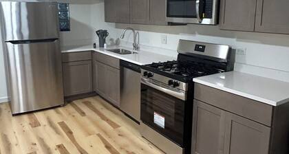 Cozy 1-bedroom house in charming Chicago with WiFi, AC, Washer/Dryer