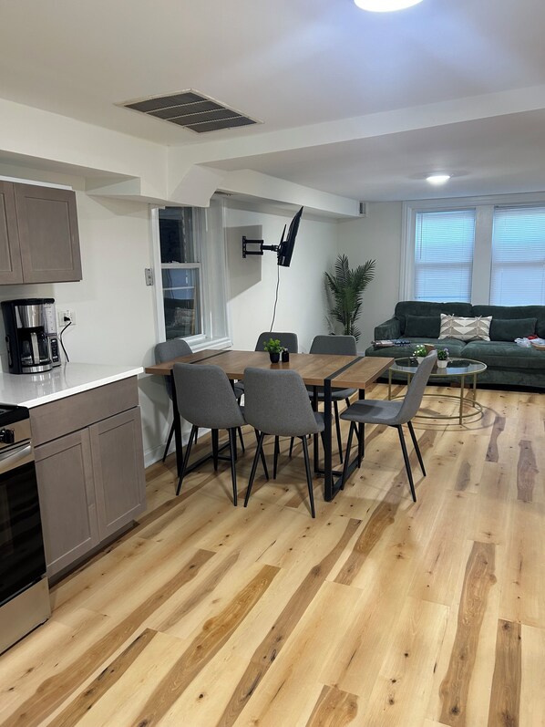 Interior - Cozy 1-bedroom house in charming Chicago with WiFi, AC, Washer/Dryer (Chicago)