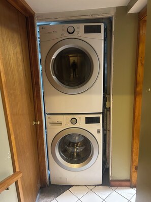 Interior - Cozy 1-bedroom house in charming Chicago with WiFi, AC, Washer/Dryer (Chicago)