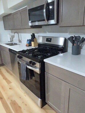 Fridge, microwave, oven, stovetop - Cozy 1-bedroom house in charming Chicago Free Easy Parking , AC, Washer & Dryer (Chicago)