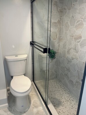 Douche, sèche-cheveux, serviettes fournies, savon