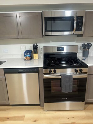 Fridge, microwave, oven, stovetop - Cozy 1-bedroom house in charming Chicago Free Easy Parking , AC, Washer & Dryer (Chicago)