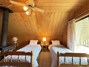 3 slaapkamers, een strijkplank/strijkijzer, gratis wifi, beddengoed