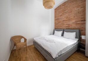 Een strijkplank/strijkijzer, wifi, beddengoed