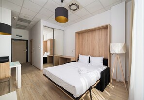 Tabla de planchar con plancha, wifi y ropa de cama 