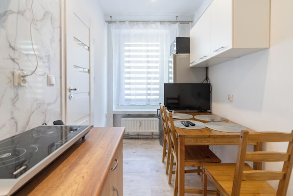 Fridge, microwave, stovetop, dishwasher