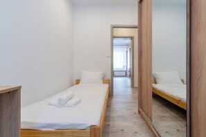 3 bedrooms, iron/ironing board, WiFi, bed sheets