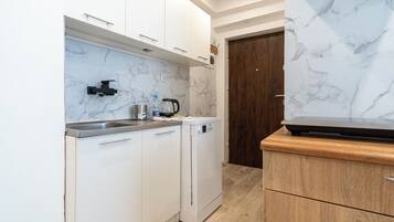 Kühlschrank, Mikrowelle, Herdplatte, Geschirrspüler