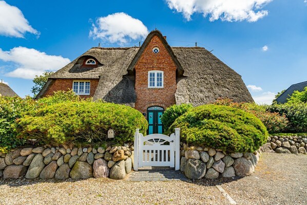 Exterior - Hüs bi Koog 1 - Vacation under thatch for up to 5 people. (Sylt)