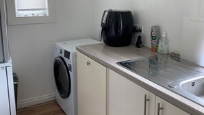 電冰箱、微波爐、烤箱、爐台