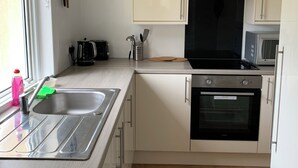 電冰箱、微波爐、烤箱、爐台