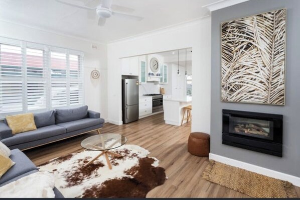 TV connectée, cheminée, livres