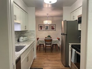 Jääkaappi, mikroaaltouuni, uuni, liesi