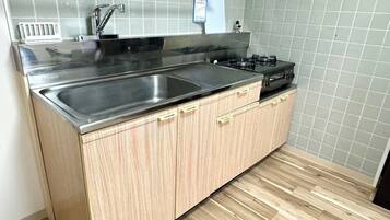 Kühlschrank, Mikrowelle, Herdplatte, Kochgeschirr/Geschirr/Besteck