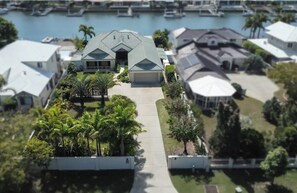 Exterior - Take time to look through the stunning photos of this unique waterfront home. (Sunshine Coast)