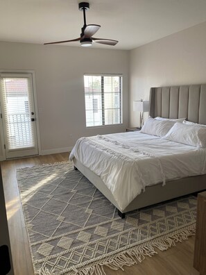 3 عدّة غرف نوم ومكواة/لوح كي وواي فاي وملاءات أسرّة