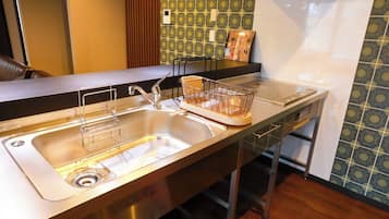 Refrigerador, microondas, parrilla de estufa y utensilios de cocina