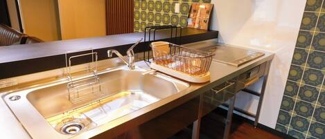 Fridge, microwave, stovetop, cookware/dishes/utensils