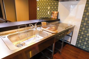 Jääkaappi, mikroaaltouuni, liesi, keittoastiat/astiat/ruokailuvälineet