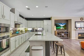 Réfrigérateur, un four, surface de cuisson, lave-vaisselle