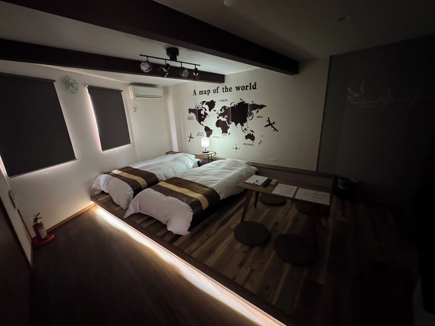 1 slaapkamer, een bureau, beddengoed