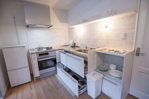 Geladeira, micro-ondas, cooktop, talheres/pratos/utensílios de cozinha