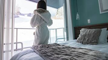 2 bedrooms, desk, WiFi (free), bed sheets