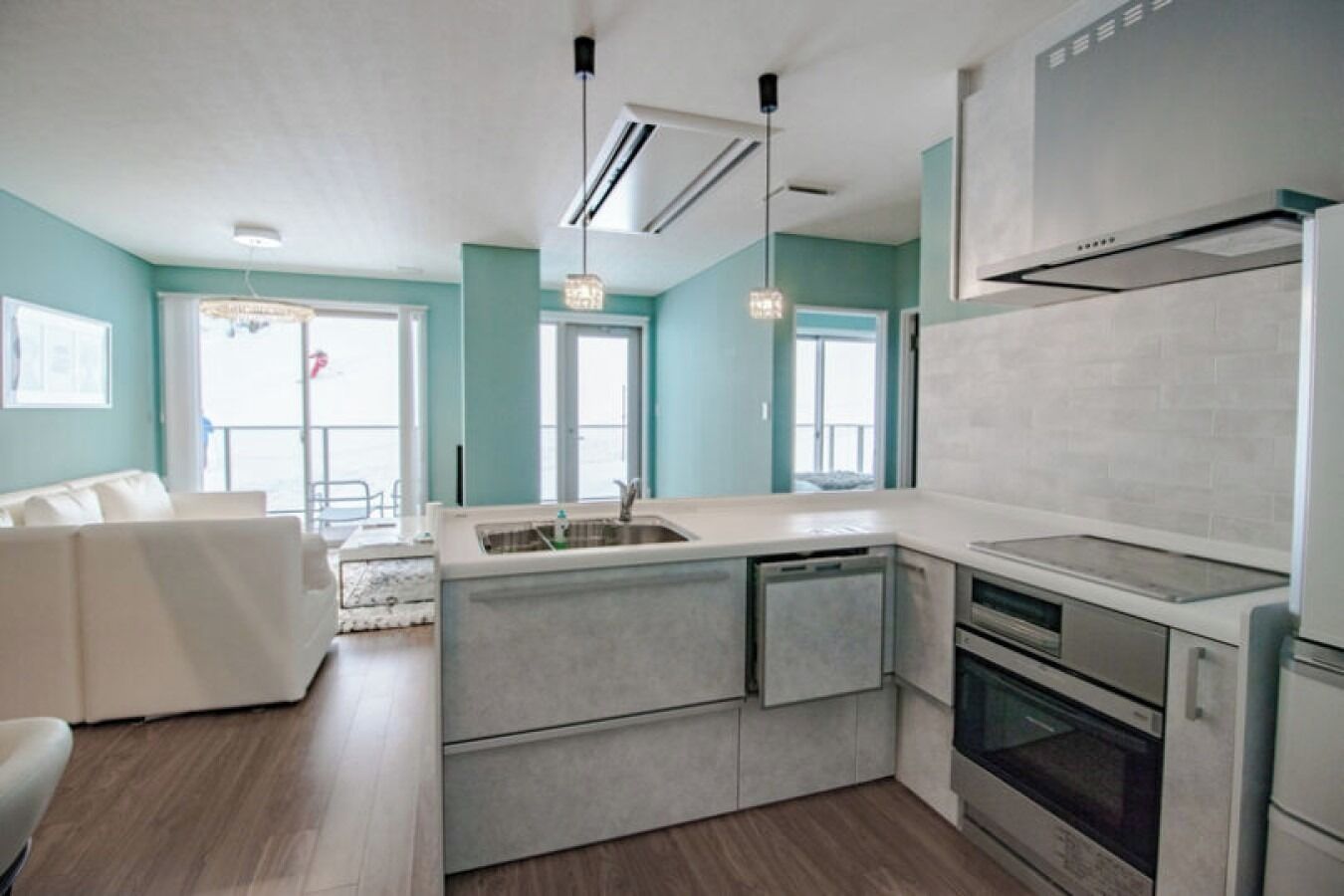 冷蔵庫、電子レンジ、コンロ、調理器具と食器